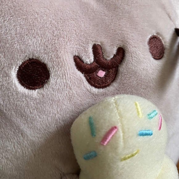 New Pusheen Plushy Holding Ice Cream - Picture 5 of 5